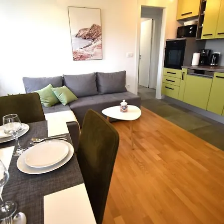 Johnny With Private Parking Apartment